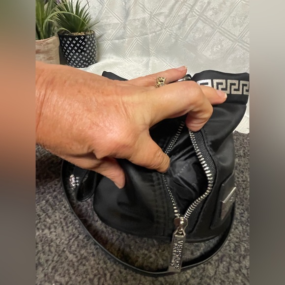 Versace parfums bucket bag - Picture 11 of 16